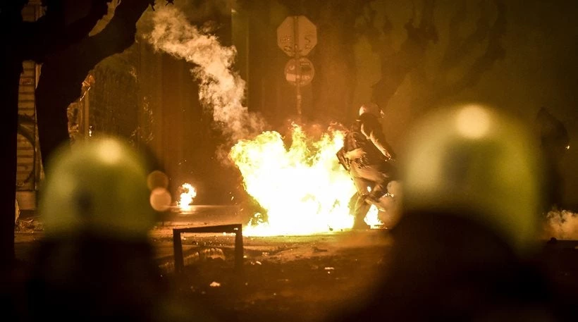 Πεδίο μάχης! Πέταξαν μολότοφ κατά των ΜΑΤ στο Πολυτεχνείο